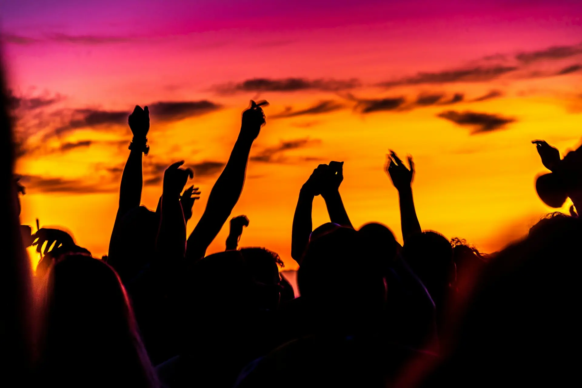 Persone che ballano al tramonto